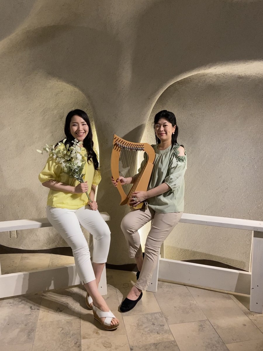 ハープと花を手にした二人
