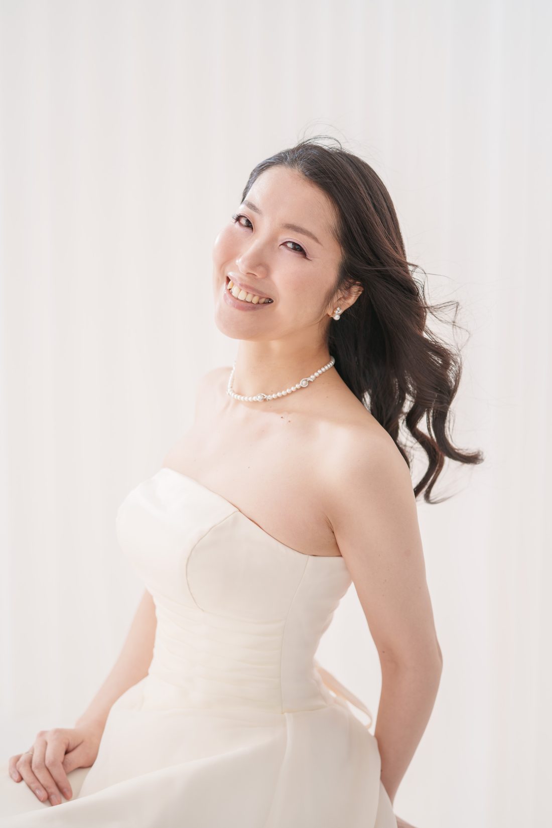 赤いドレスで歌う佐々木ひろ子