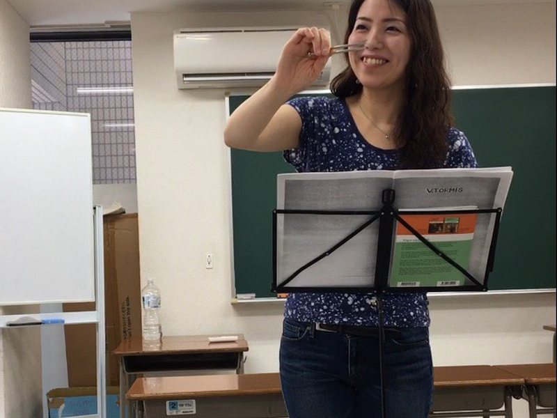 発声を指導する佐々木ひろ子