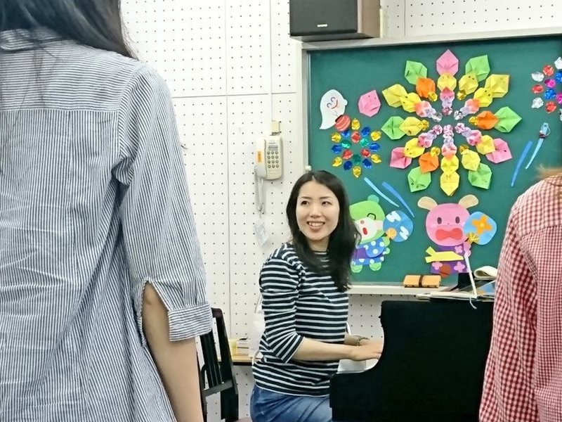 グループへの発声・合唱指導の様子